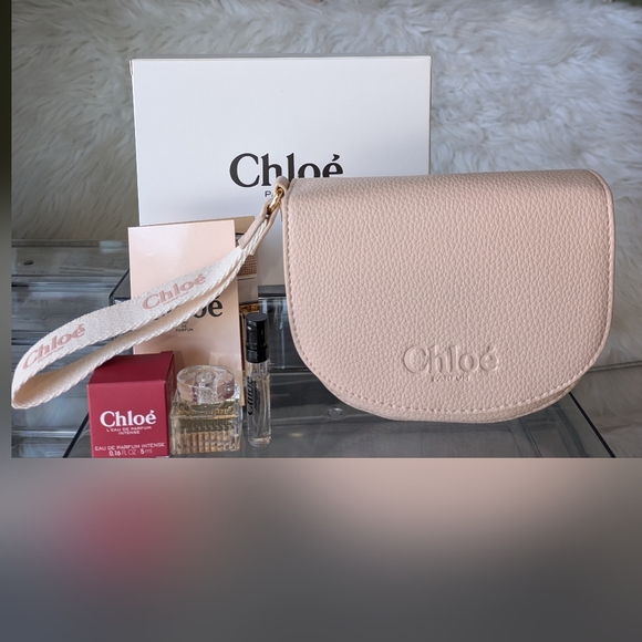 Chloe 3 Pc Mini Gift Set Eau de Parfum Mini 5ml, Wristlet Pouch Signature Handle - Picture 6 of 6